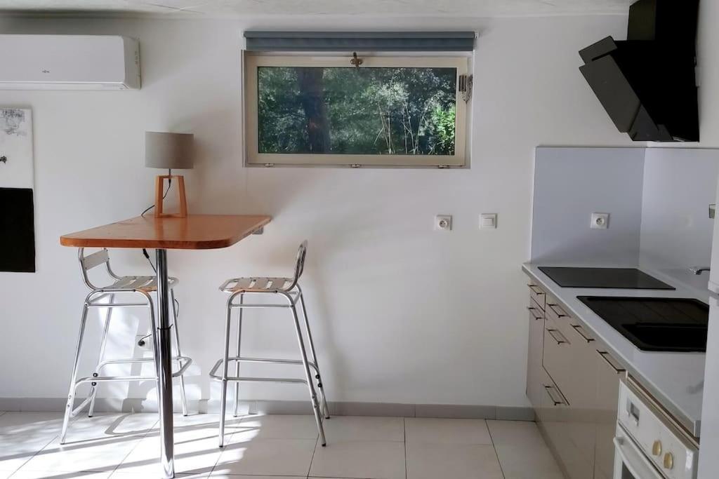 Charmant Studio Independant Dans La Colline Eyguières Екстериор снимка
